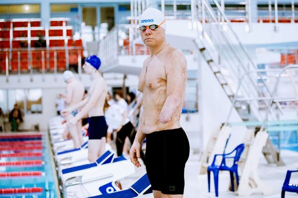 صورة بعنوان لوحة، من سلسلة السباحة، للمصور المحترف البيلاروسي ميخائيل كابيتشكا، مُدرجة في القائمة القصيرة لجائزة سوني العالمية للتصوير 2020 في فئة الرياضة - سبوتنيك عربي