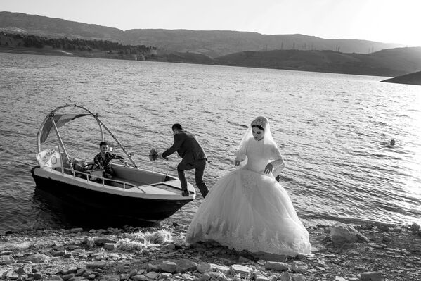 صورة بعنوان رحلة قصيرة قبل المراسم، من سلسلة ظلال كردستان، للمصور المحترف التركي مورات يازار، مُدرجة في القائمة القصيرة لجائزة سوني العالمية للتصوير 2020 في فئة اكتشاف - سبوتنيك عربي