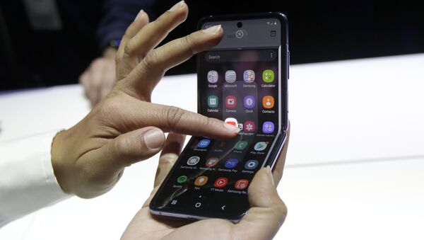 هاتف غالاكسي الجديد قابل للطي Galaxy Z Flip في سان فرانسيسكو، الولايات المتحدة 11 فبراير 2020 - سبوتنيك عربي