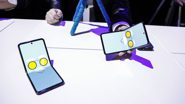 عرض هاتف غالاكسي الجديد قابل للطي Galaxy Z Flip في سان فرانسيسكو، الولايات المتحدة 11 فبراير 2020 - سبوتنيك عربي