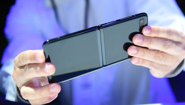 عرض هاتف غالاكسي الجديد قابل للطي Galaxy Z Flip في سان فرانسيسكو، الولايات المتحدة 11 فبراير 2020 - سبوتنيك عربي