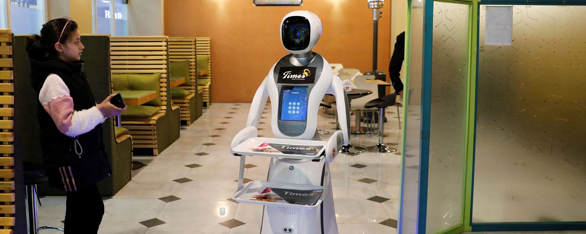 روبوت أنثى تيميا (Timea) في مطعم لوجبات الأكل السريع كابول، أفغانستان 12 فبراير 2020 - سبوتنيك عربي, 1920, 20.10.2020