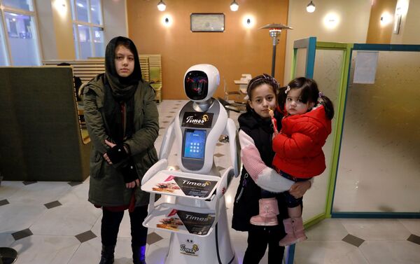 روبوت أنثى تيميا (Timea) في مطعم لوجبات الأكل السريع كابول، أفغانستان 12 فبراير 2020 - سبوتنيك عربي