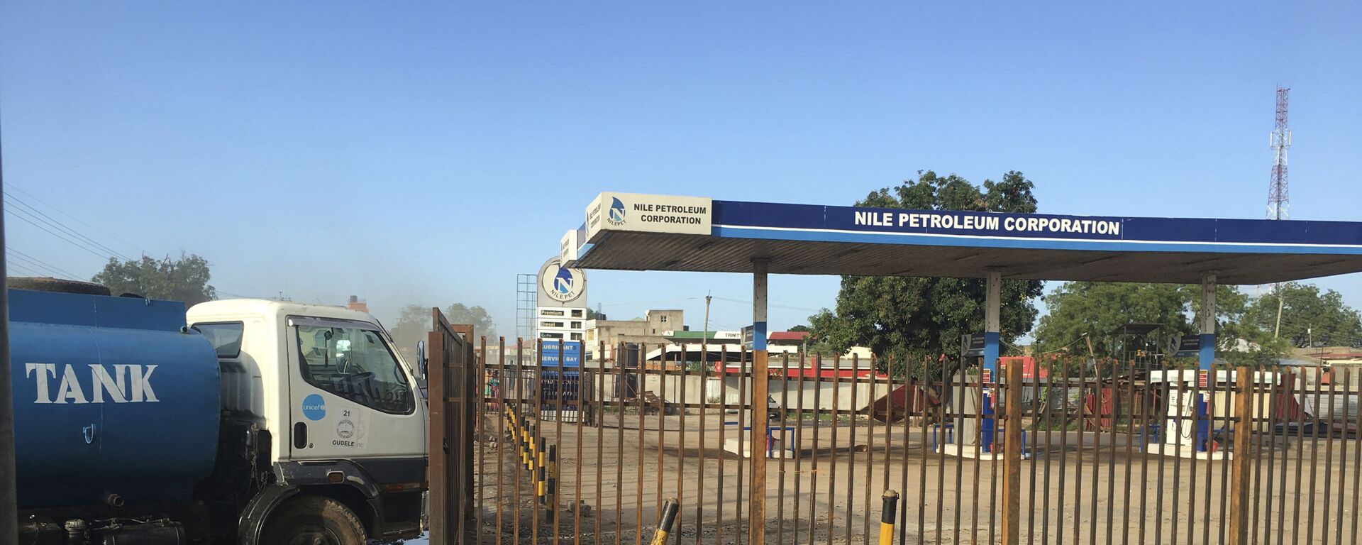 شاحنة تنتظر خارج محطة بنزين مغلقة تابعة لشركة النيل للبترول في جوبا في جنوب السودان - سبوتنيك عربي, 1920, 01.11.2021