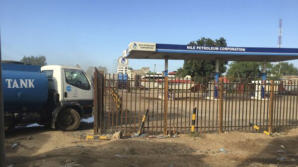 شاحنة تنتظر خارج محطة بنزين مغلقة تابعة لشركة النيل للبترول في جوبا في جنوب السودان - سبوتنيك عربي