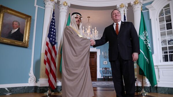 وزير الخارجية الأمريكي مايك بومبو يصافح وزير الخارجية السعودي الأمير فيصل بن فرحان آل سعود - سبوتنيك عربي