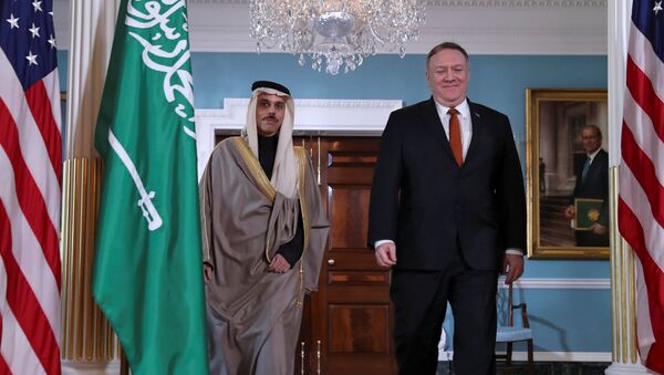وزير الخارجية الأمريكي مايك بومبيو مع وزير الخارجية السعودي الأمير فيصل بن فرحان آل سعود في الخارجية في واشنطن  - سبوتنيك عربي