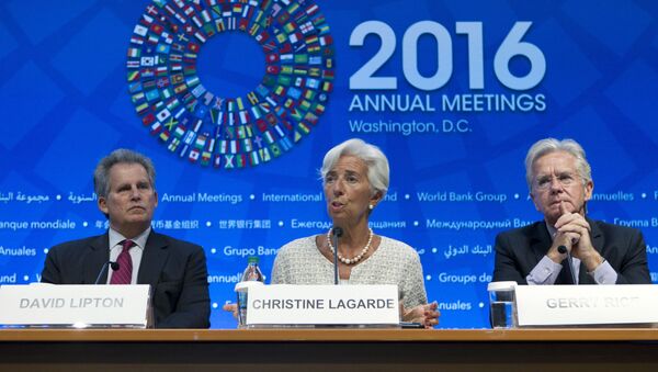 كريستين لاغارد في الوسط يرافقها نائب المدير العام ديفيد ليبتون إلى اليسار ورئيس قسم الاتصالات في صندوق النقد الدولي جيري رايس  - سبوتنيك عربي