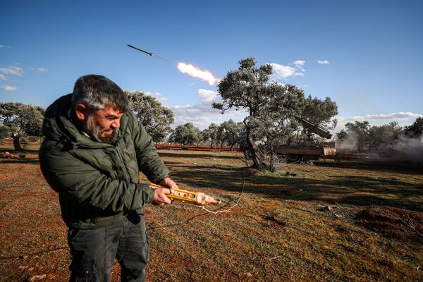 أحد عناصر المعارضة المسلحة يطلق صاروخا في ريف حلب، 10 فبراير 2020 - سبوتنيك عربي