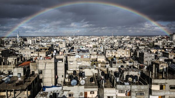 قوس قزح كبير يعلو مدينة رفح، قطاع غزة، فلسطين 10 فبراير 2020 - سبوتنيك عربي