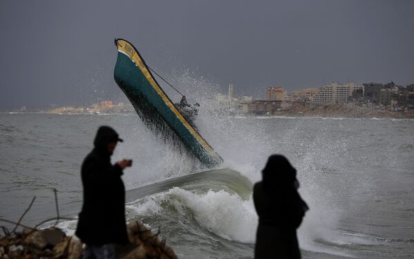 صيادون فلسطينيون في ميناء غزة، مدينة غزة، قطاع غزة، فلسطين 9 فبراير 2020 - سبوتنيك عربي
