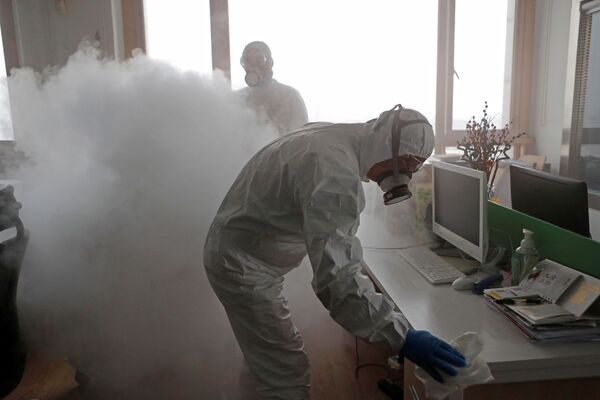 تطهير مكاتب العمل في شنغهاي، بعد الإعلان عن انتشار فيروس كورونا في الصين 12 فبراير 2020 - سبوتنيك عربي