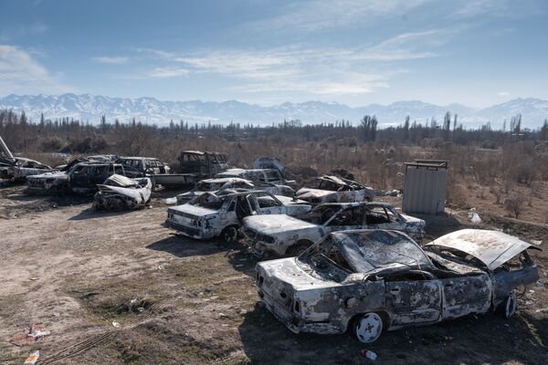سيارات مشتعلة أثناء أعمال الشغب في منطقة كوردي بمحافظة جامبل في كازاخستان، 9 فبراير 2020 - سبوتنيك عربي