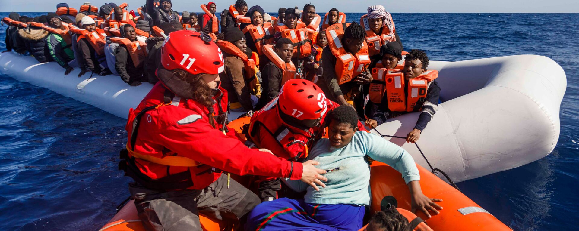أعضاء من المنظمة غير الحكومية الإسبانية ماي دايترانيو (Maydayterraneo) أثناء إنقاذ حوالي 90 مهاجرًا في البحر الأبيض المتوسط قبالة ساحل ليبيا، 9 فبراير 2020 - سبوتنيك عربي, 1920, 27.07.2022