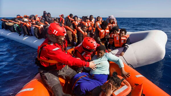 أعضاء من المنظمة غير الحكومية الإسبانية ماي دايترانيو (Maydayterraneo) أثناء إنقاذ حوالي 90 مهاجرًا في البحر الأبيض المتوسط قبالة ساحل ليبيا، 9 فبراير 2020 - سبوتنيك عربي