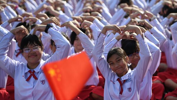 تلاميذ تايلانديون يشكّلون قلبا بأذرعهم بمناسبة يوم فالنتاين (عيد الحب) لإظهار دعمهم للصين في محاربتهم لفيروس كورونا في مدرسة في أيوتخايا، خارج بانكوك، تايلاند 14 فبراير 2020 - سبوتنيك عربي