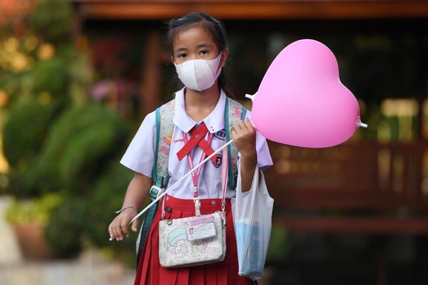تلميذة ترتدي قناعا واقيا في مدرسة في أيوتخايا، خارج بانكوك، في يوم فالنتاين (عيد الحب)، تايلاند 14 فبراير 2020 - سبوتنيك عربي