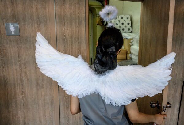 موظفة في مطعم وجبات سريعة ترتدي زيا بأجنحة بمناسبة يوم فالنتاين (عيد الحب) في بانكوك، تايلاند 14 فبراير 2020 - سبوتنيك عربي