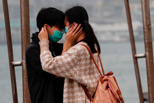 شخصان يرتديان أقنعة واقية في هونغ كونغ، الصين 14 فبراير 2020 - سبوتنيك عربي