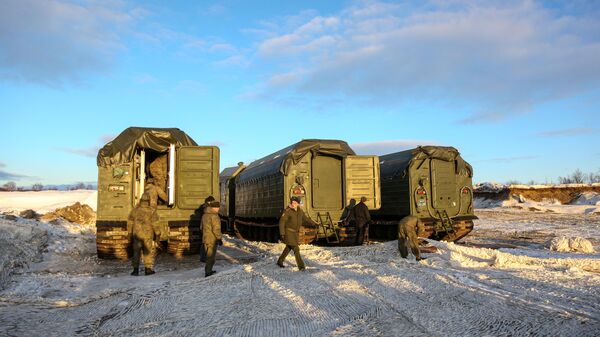 تدريبات وحدة بيتشيغونسك البندقية الآلية التابعة الأسطول الشمالي (أسطول الشمال)، الجيش الروسي 13 فبراير 2020 - سبوتنيك عربي