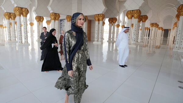 إيفانكا ترامب ترتدي الحجاب في جامع الشيخ زايد الكبير، أبوظبي، الإمارات العربية المتحدة، 15 فبراير/ شباط 2020 - سبوتنيك عربي