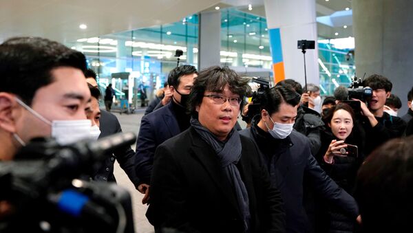 مخرج فيلم باراسايت بونغ جون-هو لحظة وصوله مطار إنشون في كوريا الجنوبية، 16 فبراير/ شباط 2020 - سبوتنيك عربي