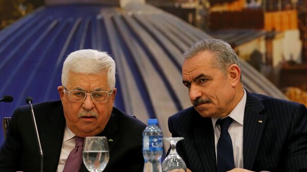 رئيس وزراء فلسطين محمد اشتيه والرئيس الفلسطيني محمود عباس أبو مازن - سبوتنيك عربي