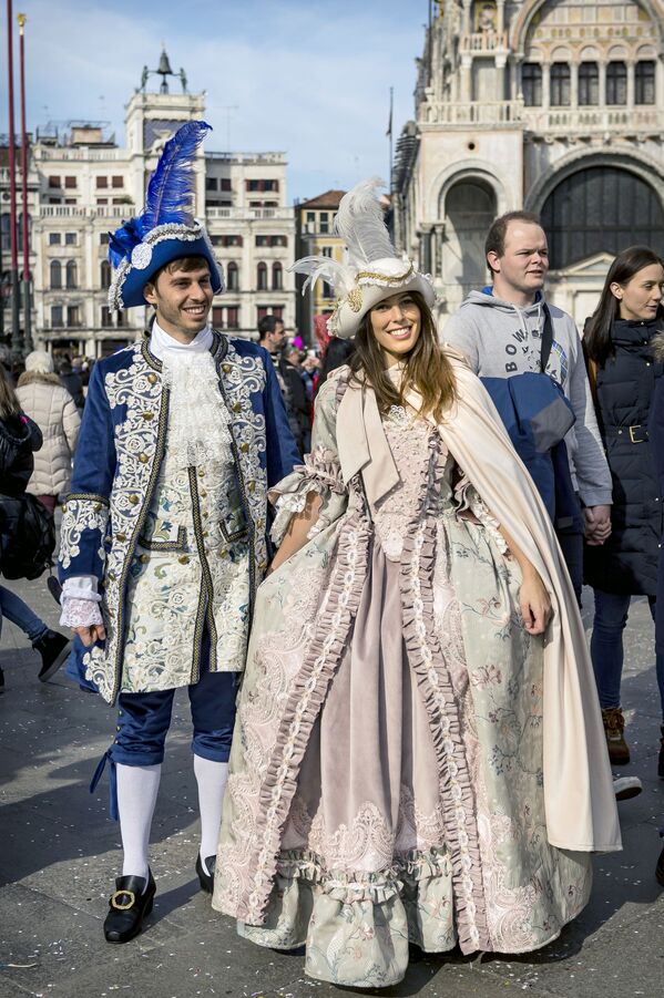 مشاركو مهرجان كرنفال فينيسيا 2020 على ساحة سان ماركو في مدينة البندقية، إيطاليا 16 فبراير 2020 - سبوتنيك عربي