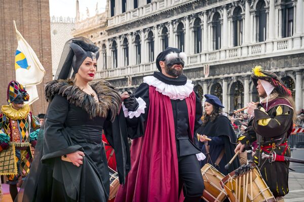مشاركو مهرجان كرنافال فينيسيا 2020 على ساحة سان ماركو في مدينة البندقية، إيطاليا 16 فبراير 2020 - سبوتنيك عربي