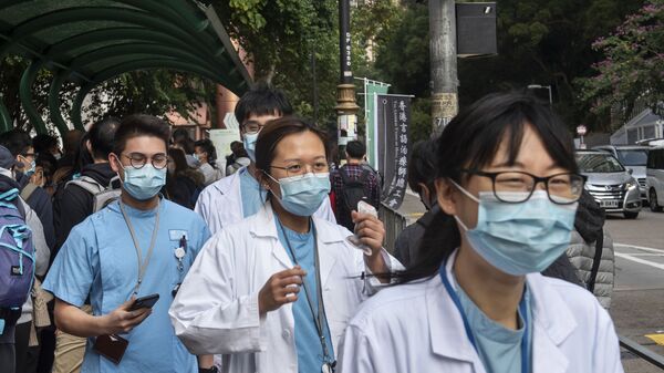 طاقم طبي يقف في طابور للتسجيل في إضراب العاملين في المجال الطبي لمعالجة تفشي فيروس كورونا والضغط على حكومة هونغ كونغ وإغلاق حدود البر الرئيسي في هونغ كونغ مع الصين - سبوتنيك عربي