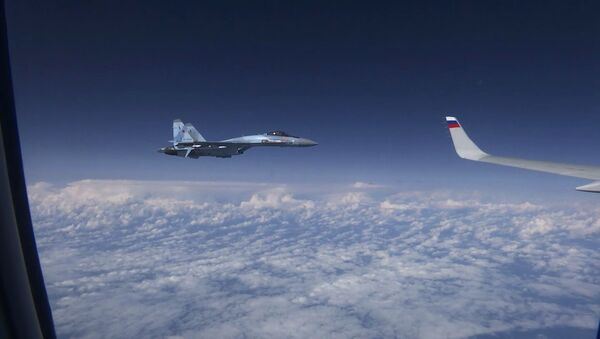 طائرة من طراز Su-27 ترافق طائرة وزير الدفاع الروسي سيرجي شويغو فوق المياه المحايدة لبحر البلطيق - سبوتنيك عربي