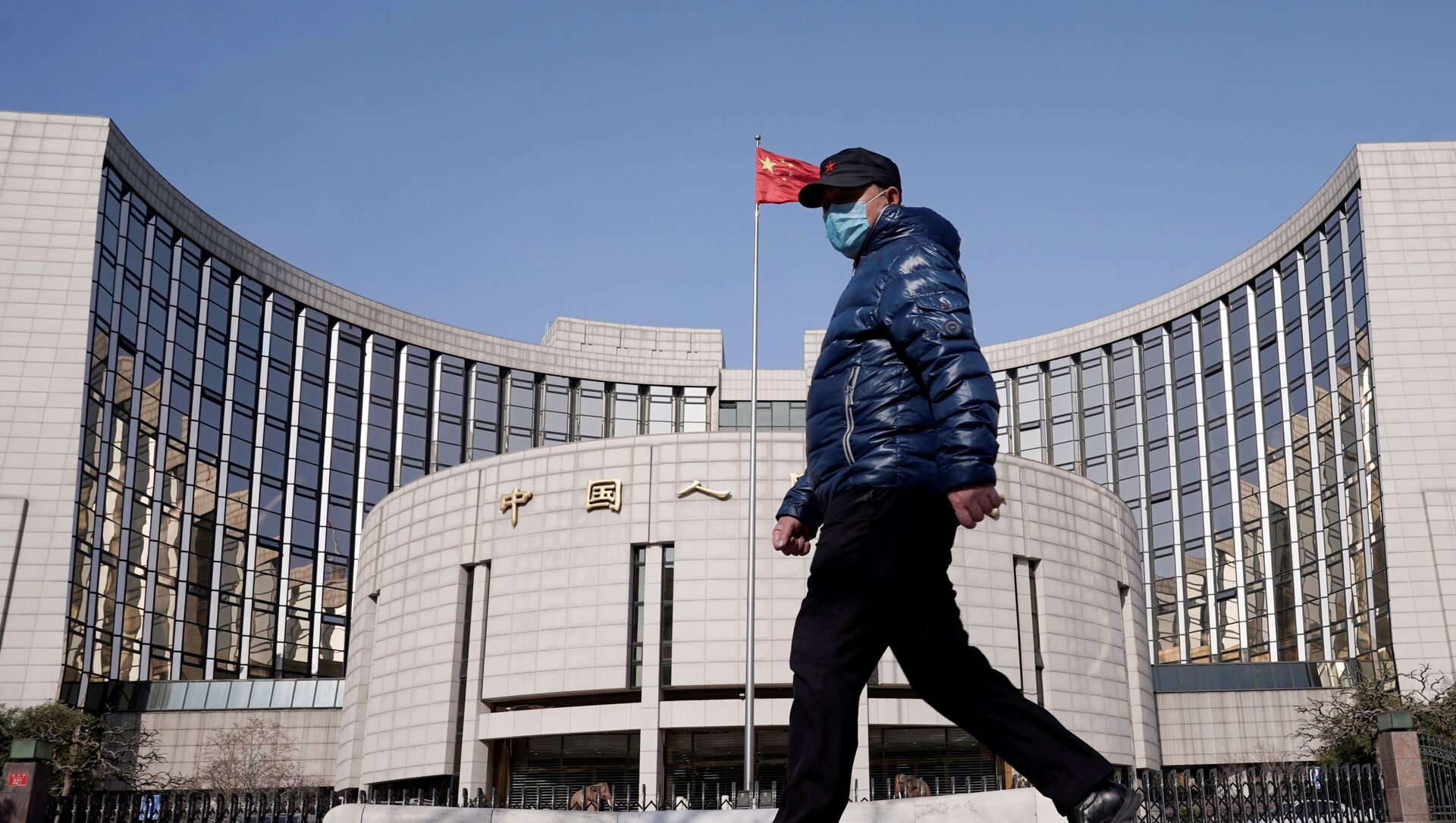  رجل يرتدي قناعًا يمر أمام مقر بنك الشعب الصيني - البنك المركزي في الصين - سبوتنيك عربي, 1920, 29.10.2021