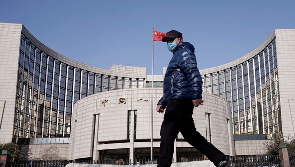  رجل يرتدي قناعًا يمر أمام مقر بنك الشعب الصيني - البنك المركزي في الصين - سبوتنيك عربي
