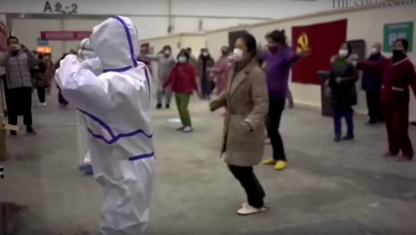 ممرضون يرقصون مع المصابين بفيروس كورونا في مدينة ووهان الصينية - سبوتنيك عربي