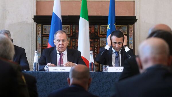وزير الخارجية الروسي سيرجي لافروف ووزير الخارجية الإيطالي لويجي دي مايو يتحدثان إلى وسائل الإعلام خلال مؤتمر صحفي بعد محادثات ثنائية بين إيطاليا وروسيا في إيطاليا - سبوتنيك عربي