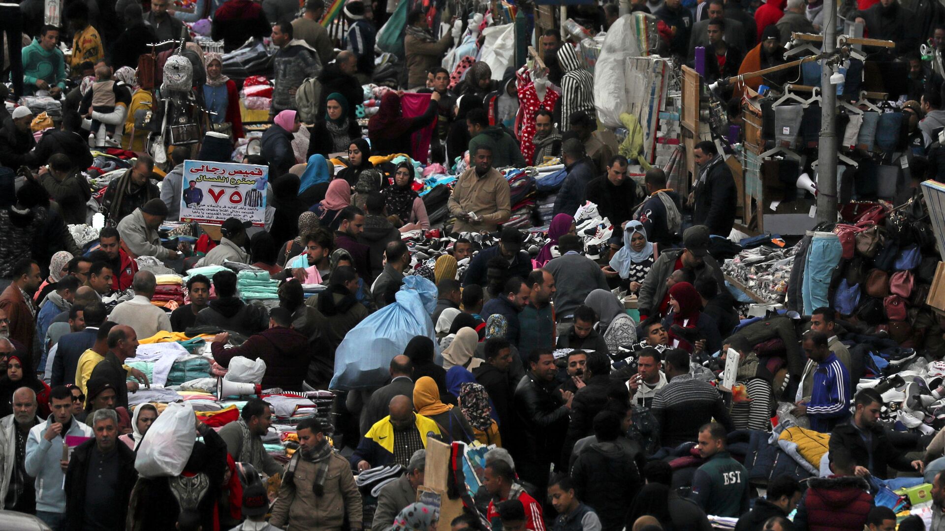 حشد من المتاجر والبائعين في العتبة وهي سوق تقع في وسط القاهرة في مصر  - سبوتنيك عربي, 1920, 10.11.2021