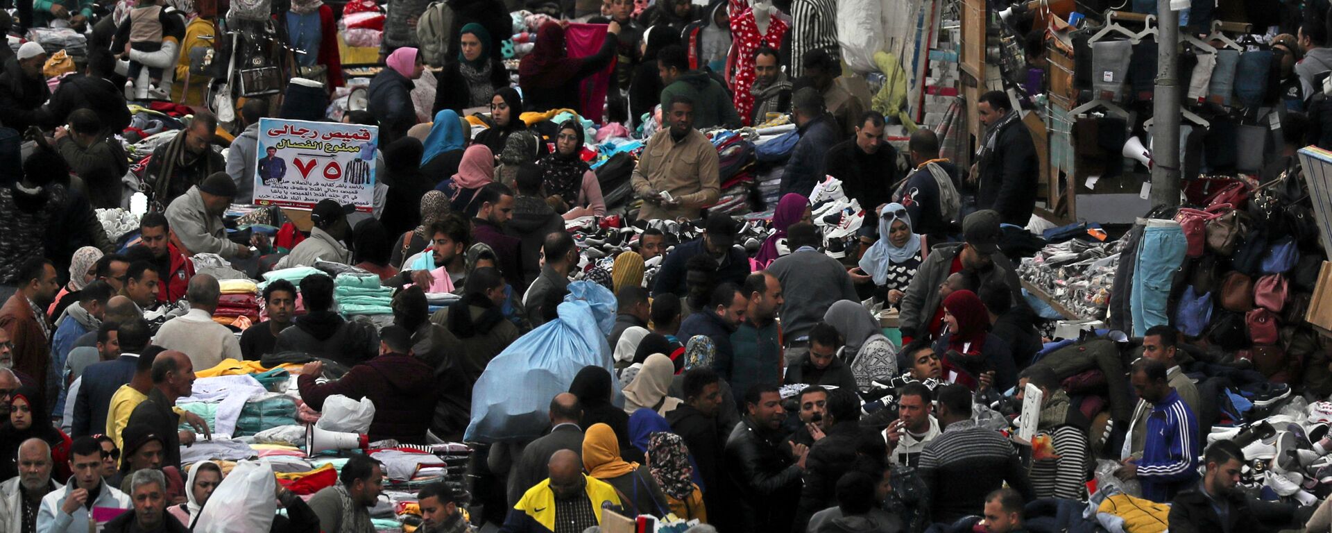 حشد من المتاجر والبائعين في العتبة وهي سوق تقع في وسط القاهرة في مصر  - سبوتنيك عربي, 1920, 11.05.2021