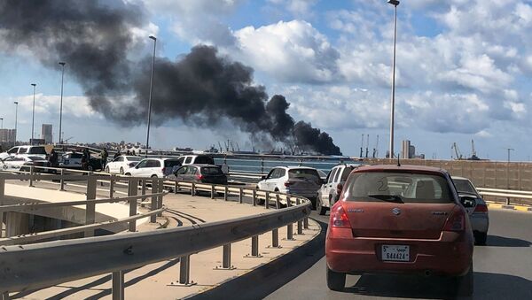 دخان يتصاعد من ميناء طرابلس بعد تعرضه لقصف مدفعي - سبوتنيك عربي