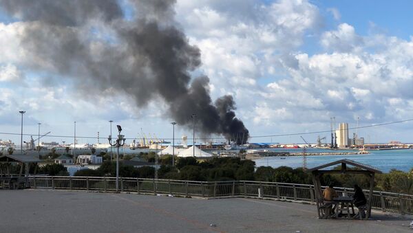 تصاعد الدخان بعد تعرض ميناء طرابلس لقصف مدفعي عنيف - سبوتنيك عربي