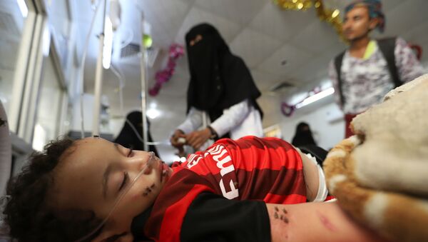 طفل مصاب بجروح يرقد على سرير في مستشفى بمنطقة الحديدة اليمنية - سبوتنيك عربي