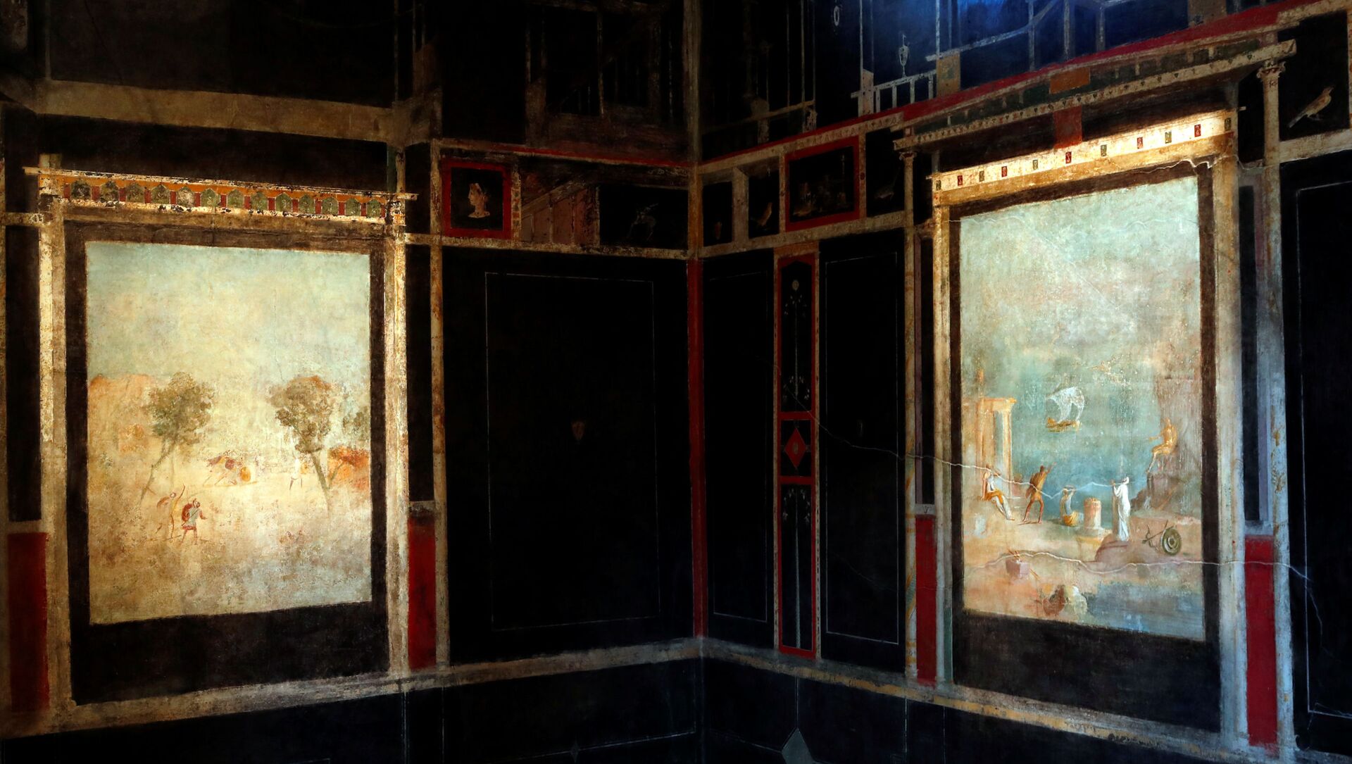 علماء آثار يعملون على لوحة جدارية في منزل البستان (Casa del Frutteto) ، أحد ثلاثة منازل تم ترميمها (منازل قديمة)، أعيد فتحها أمام الجمهور في الموقع الأثري بومبي، إيطاليا 18 فبراير 2020 - سبوتنيك عربي, 1920, 19.06.2021