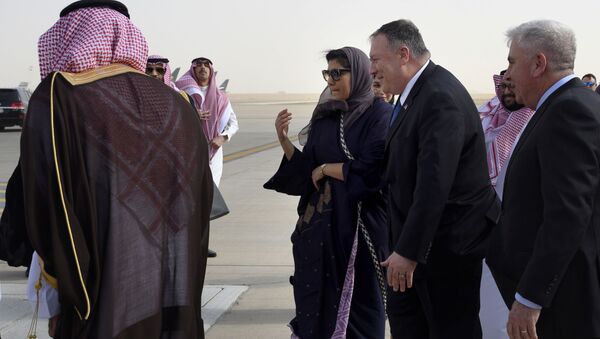 وزير الخارجية الأمريكي مايك بومبيو خلال زيارته للسعودية وفي استقباله سفيرة المملكة في أمريكا ريما بنت بندر بن سلطان - سبوتنيك عربي