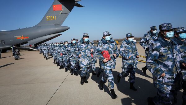 طاقم طبي يصل مدينة ووهان على طائرة نقل تابعة للقوات الجوية لجيش التحرير الشعبي الصيني - سبوتنيك عربي