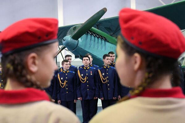 تلاميذ مدرسة داخلية باسم بطل الاتحاد السوفيتي أ. إ. بوكريشكينا، في معرض للطائرات الحربية التي شاركت في الحرب الوطنية العظمى (1941-1945)، المتحف المركزي للقوات الجوية في مونينو، 19 فبراير 2020 - سبوتنيك عربي