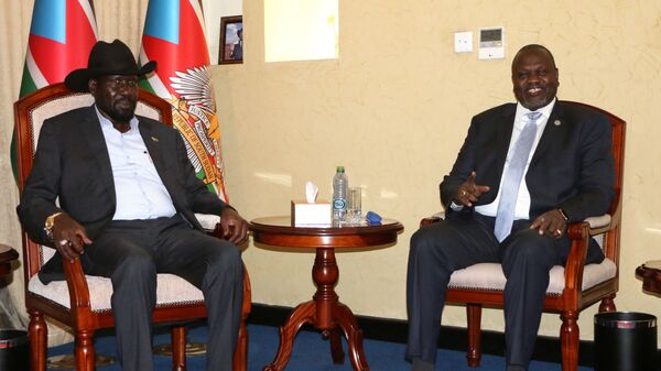 رئيس جنوب السودان سلفا كير في اجتماع مع زعيم المتمردين في جنوب السودان ريك مشار - سبوتنيك عربي