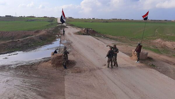 أحد حواجز الجيش السوري في محافظة الحسكة شرق الفرات - سبوتنيك عربي