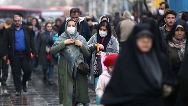 إيرانيون يرتدون الكمامات بعد تفشي فيروس كورونا في إيران - سبوتنيك عربي