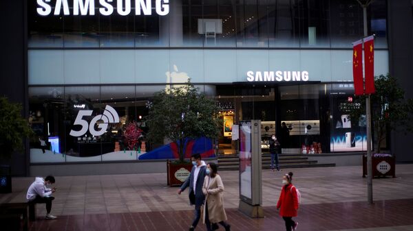 يرتدي الناس أقنعة أمام متجر سامسونغ في منطقة التسوق الرئيسية حيث تتفشى البلاد من فيروس كورونا الجديد في وسط مدينة شنغهاي في الصين - سبوتنيك عربي