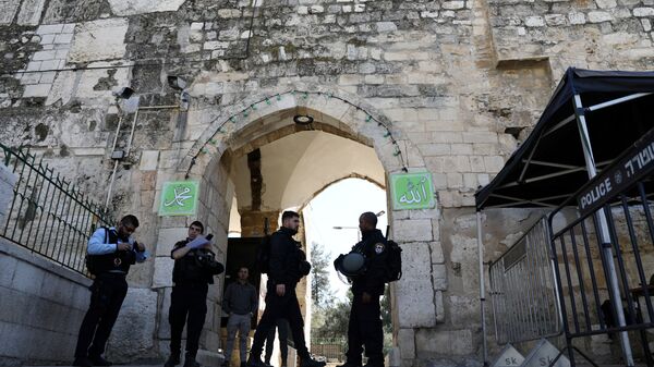 ضباط الشرطة الإسرائيلية يقومون بتأمين المنطقة في أعقاب إطلاق نار في محيد المسجد الأقصى في القدس - سبوتنيك عربي