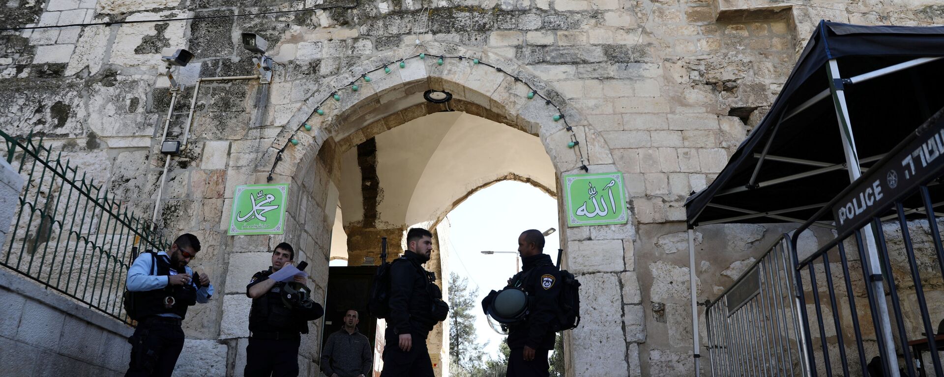 ضباط الشرطة الإسرائيلية يقومون بتأمين المنطقة في أعقاب إطلاق نار في محيد المسجد الأقصى في القدس - سبوتنيك عربي, 1920, 21.07.2020